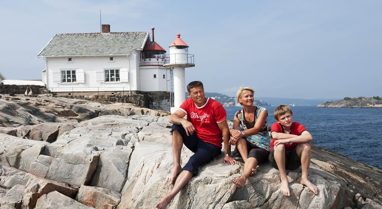 Familie im Norden an der Küste